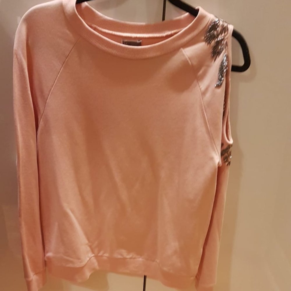 Women Cold Shoulder Long Sleeve Top with Design